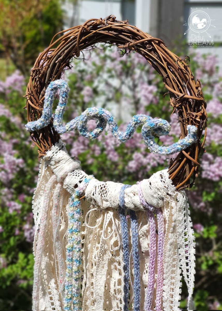 💙 직접 만든 아이코드로 내부에 이니셜 LOVE를 넣어 작업했습니다. 아래 레이스가 달린 하단부에도 과하지 않고 잘 어울리는 컬러로 아이코드를 제작해 매달았어요.
총장 약 40cm, 무겁지 않아 침대 머리맡에 두시는 것을 추천드려요. (₩70000)
구매 문의는 메인트윗 오픈카톡으로 부탁드립니다!😚