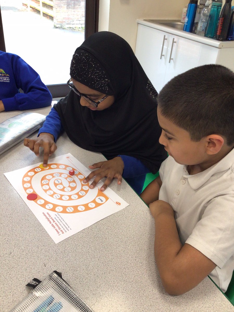 Rowlatts_TMET's tweet image. Y4 are playing a number facts game in pairs in Maths to test their 7 times table knowledge #rmpamaths #timestable #collaboration #challenge