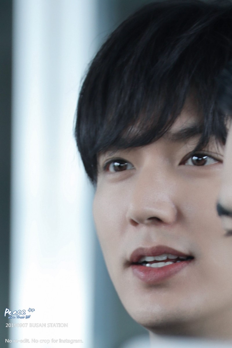 His sparkling eyes 😍😍
Omg, I can't take my eyes of his eyes

#leeminho