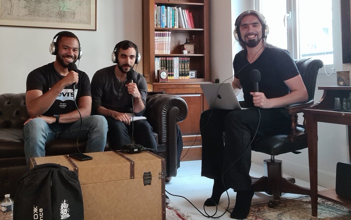 agoncal's tweet photo. This morning I got interviewed by @marvingilly for the BeeKoz podcast on "Java in the Cloud" where I talk about @Java @JakartaEE @MicroProfileIO @QuarkusIO @spring @springframework @springboot @micronautfw @graalvm @Azure https://t.co/Ddac9hbRyE https://t.co/C5IjIynO1F