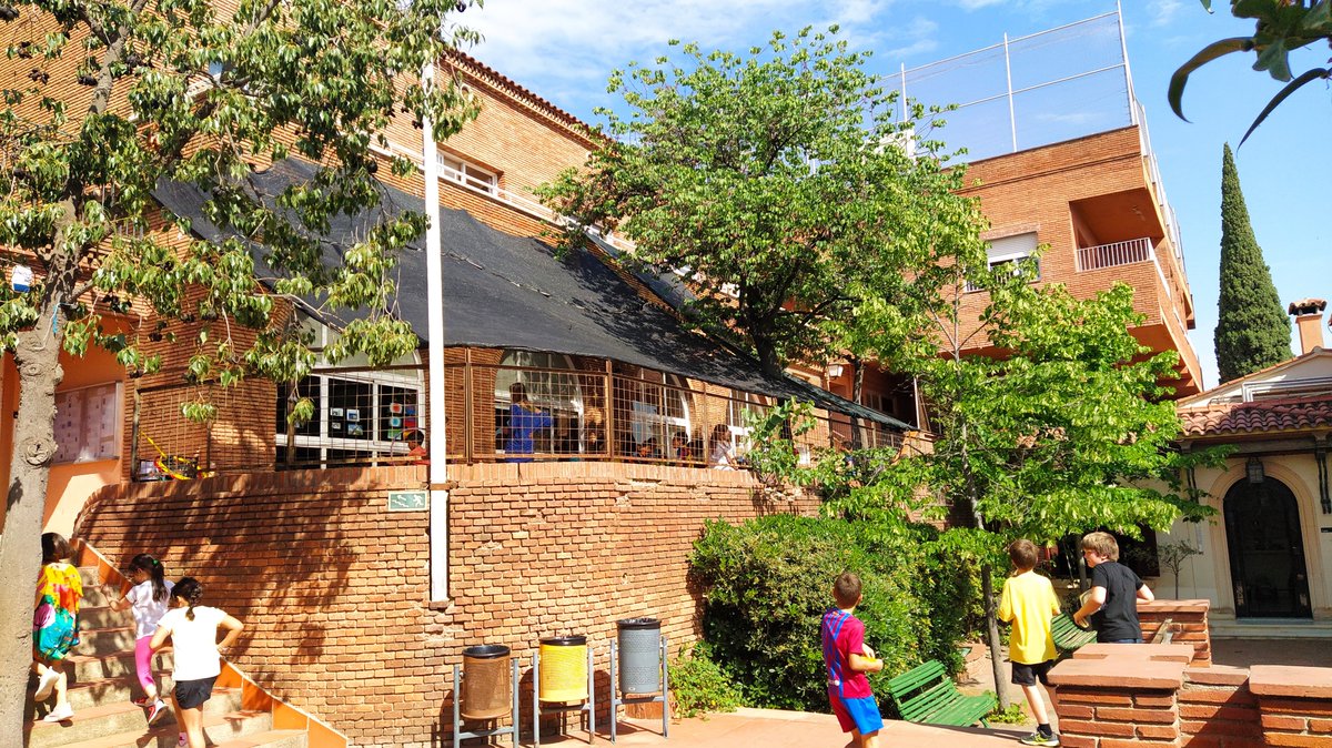 Aquest dies ja tenim posats els tendals a les terrasses de l'escola. Els infants gaudiran d'aquests espais més ombrívols, per passar les hores de màxima calor. #refugisclimàtics 
#Transformemelspatis #PlaclimaBarcelona <a href="/bcn_ajuntament/">Ajuntament de Barcelona</a> <a href="/bcn_hg/">Horta-Guinardó</a> <a href="/escoles_hg/">Xarxa 0-18 d'H-G</a> <a href="/consorciedubcn/">Consorci d'Educació</a>