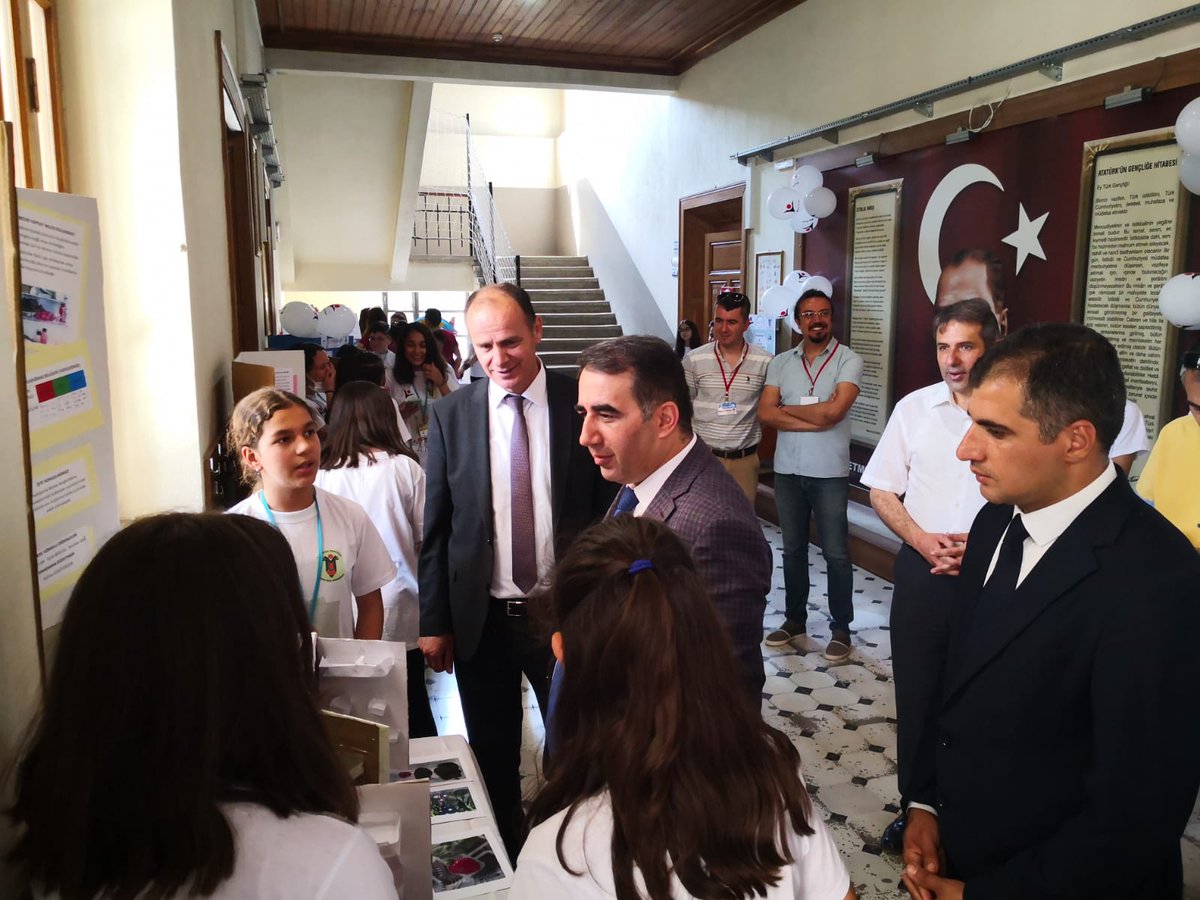 Sayın kaymakamımız Ercan Öter, İlçe Milli Eğitim Müdürümüz Atila Işıkkaya ve Şube Müdürümüz Abdulrezak Kaldan, Kazımpaşa Ortaokulu TÜBİTAK 4006 Bilim Fuarı açılışına katıldılar ve projeler hakkında bilgi aldılar. <a href="/AtilaIsikkaya1/">Atila IŞIKKAYA</a> <a href="/izmir_ilmem/">İzmir İl Milli Eğitim Müdürlüğü</a> <a href="/MucahitYentur/">Murat Mücahit Yentür</a>