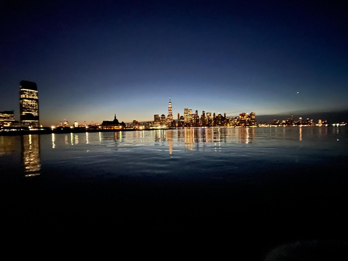 windelocat's tweet photo. Hakuna Matata takes NYC by sail! There is so much to discover in NY Harbor: amazing views over Ellis and Governors Islands, Brooklyn Bridge, the Freedom Tower, the Statue of Liberty… and the best mooring spot … a breathtaking view over the Manhattan!
#windelospotting #windelo50 https://t.co/13UEhVtFbY