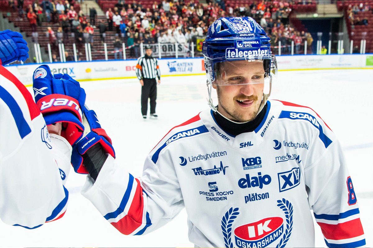 "Fräck, skridskostark forward med ett mäktigt pricksäkert skott. Han är, som det verkar, född till målskytt." Pris för Årets forward går till Patrik Karlkvist, IK Oskarshamn. Läs mer: fal.cn/3oE0O