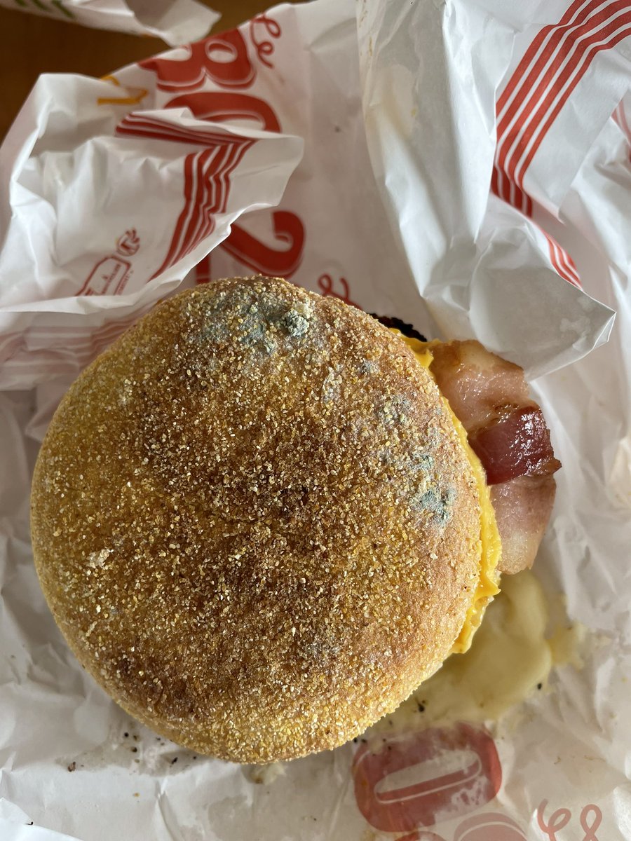 RaphaelDFrts's tweet photo. Bonjour @McDonaldsFrance, qu’est ce que je peux faire quand dans ma commande à emporter j’ai eu un sandwich avec de la moisissure sur le pain (et l’odeur avec) ? https://t.co/9G7aap5Uzm