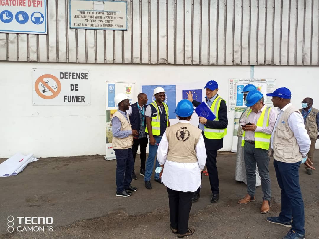 WFP_Cameroon's tweet photo. #Cameroon🇨🇲

Amid a global increase in the prices of #Food commodities #WFP partner, the @eu_echo visit critical #logistics operations at #Douala port that ensures #WFP delivers lifesaving food &amp; #nutrition assistance to millions in Cmr🇨🇲Chad🇹🇩CAR🇨🇫etc

#savinglives
#PriceHike https://t.co/2ZHkuqCXFm