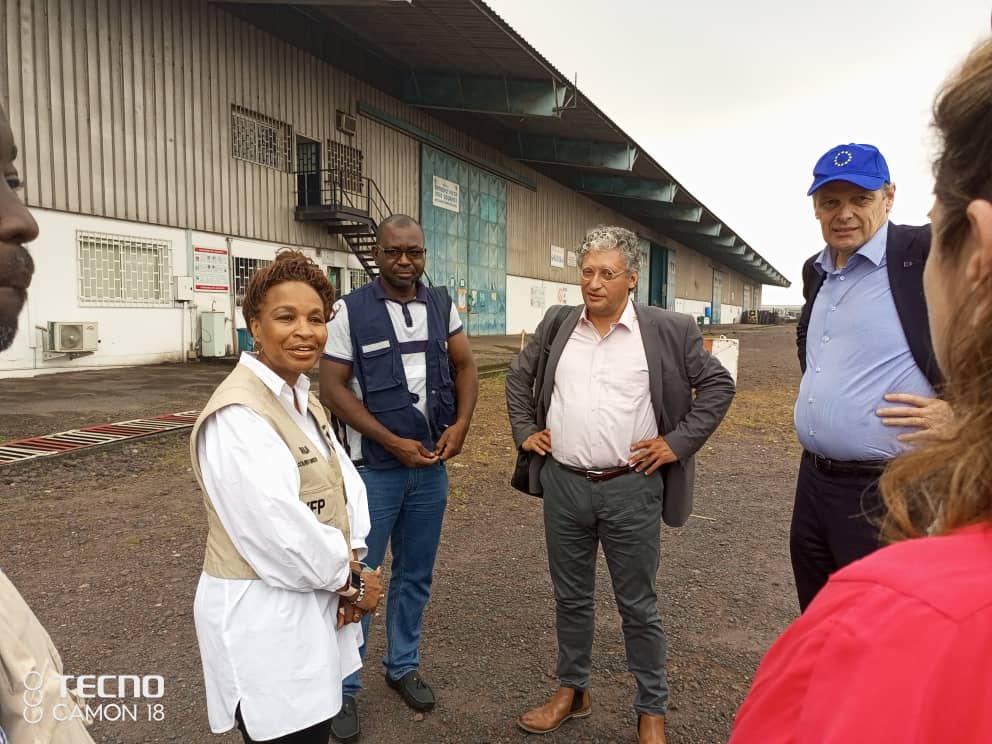 WFP_Cameroon's tweet photo. #Cameroon🇨🇲

Amid a global increase in the prices of #Food commodities #WFP partner, the @eu_echo visit critical #logistics operations at #Douala port that ensures #WFP delivers lifesaving food &amp; #nutrition assistance to millions in Cmr🇨🇲Chad🇹🇩CAR🇨🇫etc

#savinglives
#PriceHike https://t.co/2ZHkuqCXFm