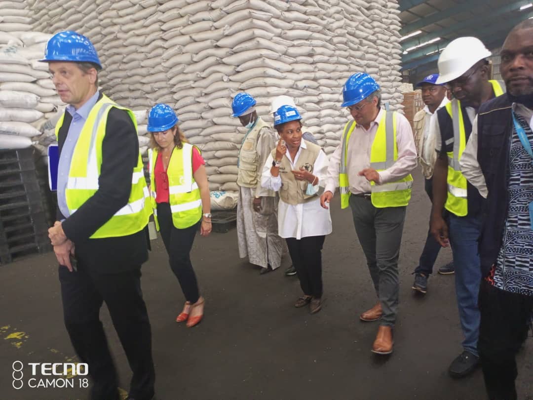 WFP_Cameroon's tweet photo. #Cameroon🇨🇲

Amid a global increase in the prices of #Food commodities #WFP partner, the @eu_echo visit critical #logistics operations at #Douala port that ensures #WFP delivers lifesaving food &amp; #nutrition assistance to millions in Cmr🇨🇲Chad🇹🇩CAR🇨🇫etc

#savinglives
#PriceHike https://t.co/2ZHkuqCXFm