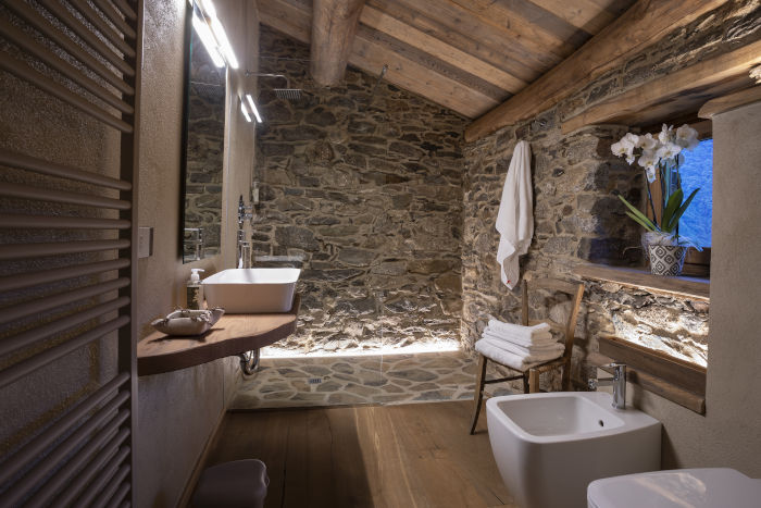 Un'antica casa di montagna con fienile di Locana (TO), trasformata in una deliziosa casa vacanze, con pietra a vista e una grandiosa vetrata sulla valle. Un bel video di Kirsten Dirksen, mostra la ristrutturazione della Pra di Brëc, by QOS Studio. 
rottasutorino.it/2022/05/locana…