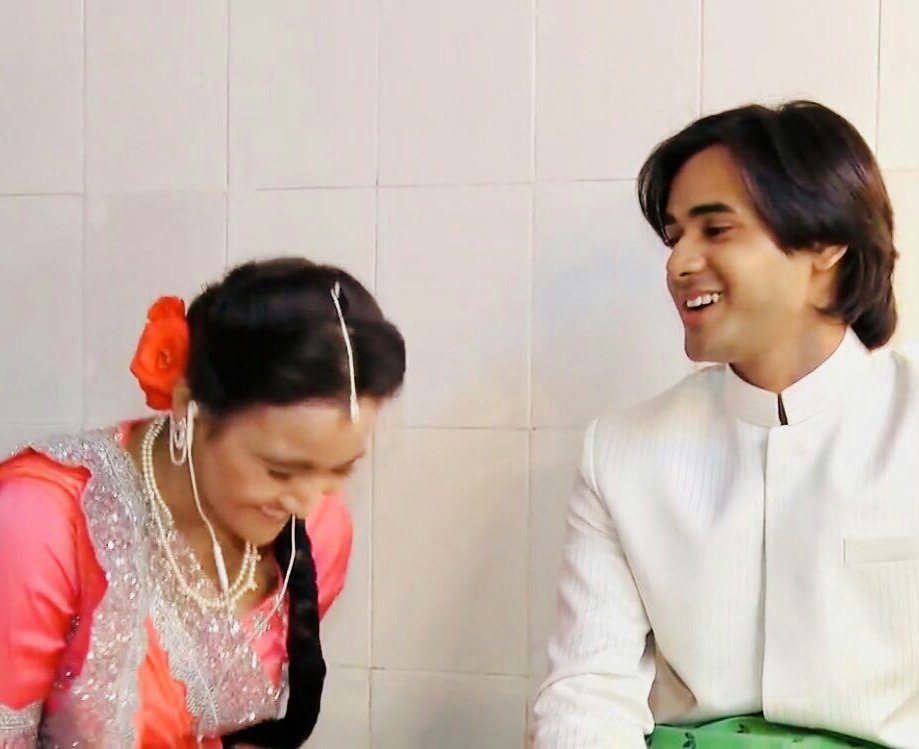 THE WAY HE MAKES HER SMILE ❤️

#YehUnDinonKiBaatHai #AshDeep #Samaina
#AshiSingh #RandeepRai 
<a href="/Ashisinghh/">Ashi Singh</a> @irandeeprai