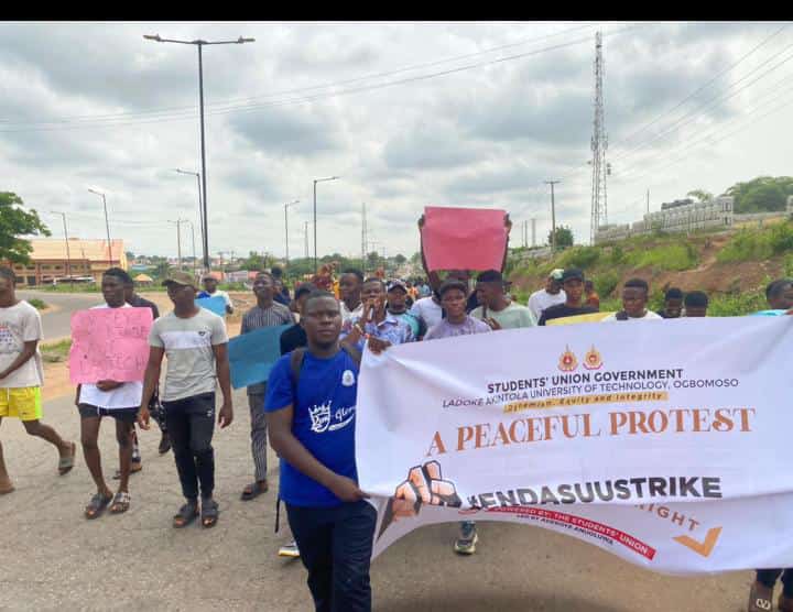 SamsonAyansola's tweet photo. A peaceful protest going on in the city of ogbomoso Lautech school area and main city.
Let's retweet this Ladokites ✊
Education is our priority, our reputation and our future is on the line right now! 
#EndASUUStrike
#ASUU
#RescueLAUTECH https://t.co/Sw1rR9PXxw