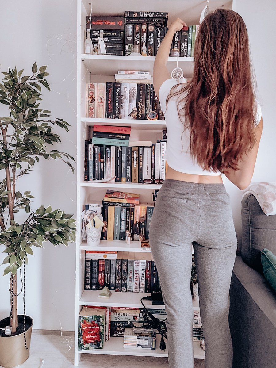 tetiana999's tweet photo. Książki, które dopiero będziecie czytać ustawiacie od razu na regale, czy trzymacie osobno? 😁 

Ja kiedyś miałam zawsze ułożony osobny stosik, jednak teraz już zawsze wkładam na półkę, co by się nie walały po mieszkaniu. 😊 

#TwitteroweKsiazkary #twitteroweksiążkary #booshelf https://t.co/2H7YsgsvAJ