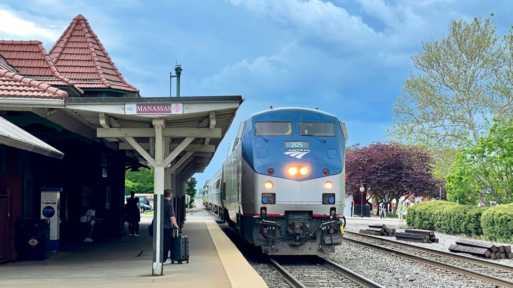 AndreasWiede's tweet photo. .@Amtrak’s train #50, the #Cardinal, at #Manassas, VA 🇺🇸 on its way from #Chicago to #NewYork. The consist includes, next to coach cars, a #Viewliner Sleeper, a baggage-dorm (for the traincrew) and an #Amfleet @_DiningCar #Café. https://t.co/DlNgJubKYJ