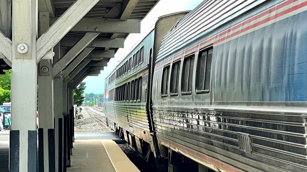 AndreasWiede's tweet photo. .@Amtrak’s train #50, the #Cardinal, at #Manassas, VA 🇺🇸 on its way from #Chicago to #NewYork. The consist includes, next to coach cars, a #Viewliner Sleeper, a baggage-dorm (for the traincrew) and an #Amfleet @_DiningCar #Café. https://t.co/DlNgJubKYJ