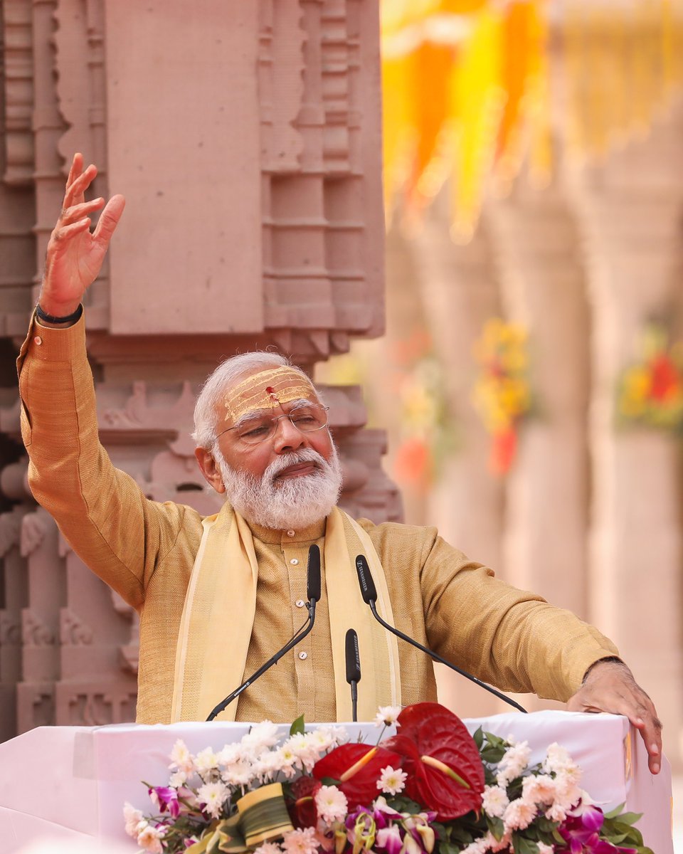 बाबा प्रकट हुए, हर तिथि अपना इतिहास लिखती है।

बाबा काशी विश्वनाथ के आशीर्वाद से आठ साल पहले आज के दिन ही <a href="/narendramodi/">Narendra Modi</a> जी काशी के सांसद बने थे।