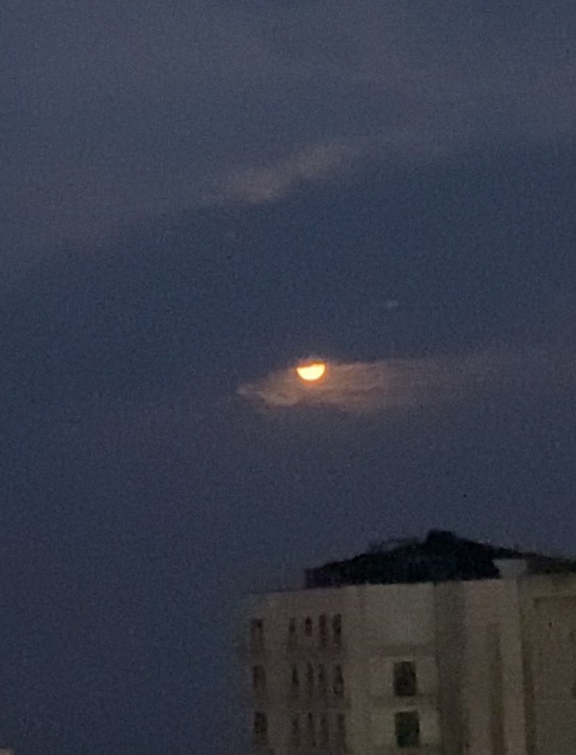 Ben bu sabah 5 de uyandım kanlı ay tutulmasını izledim gördüğüm en inanılmaz olaylardan biriydi.