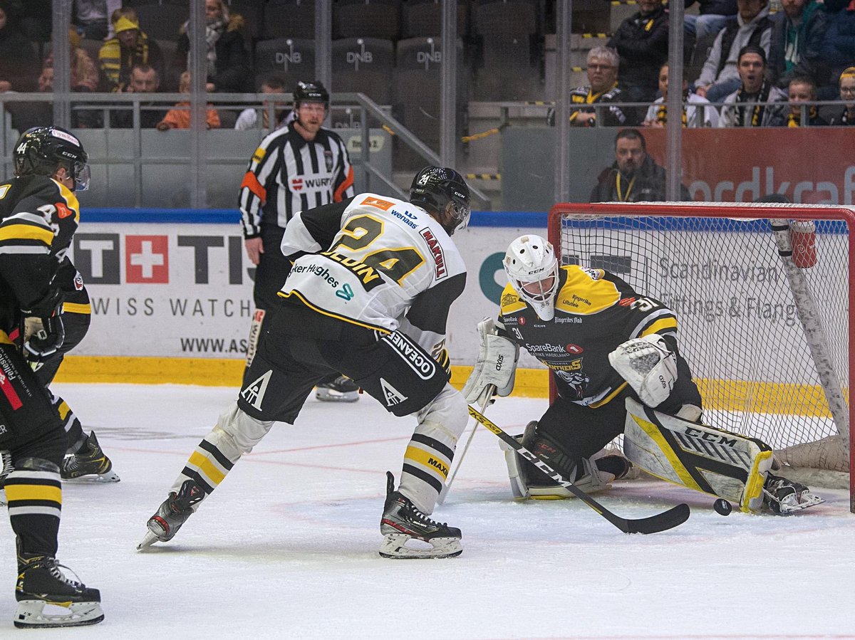 StavangerOilers's tweet photo. GUESS WHAT? #24 Greg Mauldin kommer #tilbake! 😍
Han leverte i årets sluttspill, og ble kåret til TV2s Playoff-profil. Vi er veldig glade for å melde at maskinen har signert ny kontrakt med oss for kommende sesong! 🔥
Ble du glad nå? 💛🖤
Foto: Fredrik Hagen og Oddmund Sola https://t.co/ZiKHtkwwcn