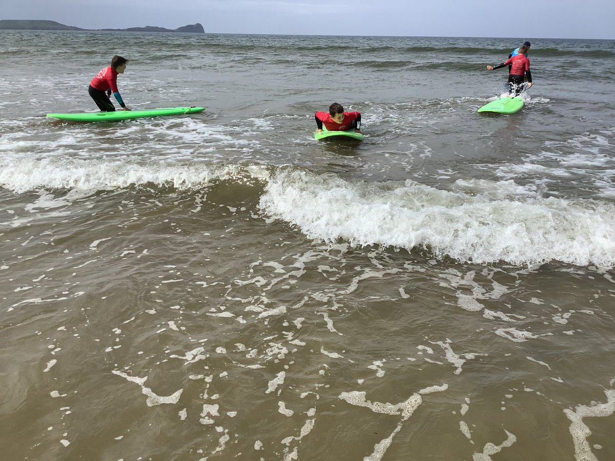 llanrhidianp's tweet photo. Surfs up! 🏄‍♀️Very proud of our ambitious pupils ☀️ not just developing their surf skills but developing their confidence and resilience 🏄‍♂️ @surfschoolwsf #LlanHealth #LlanCom #LlanFun https://t.co/rKtn5QNbLh