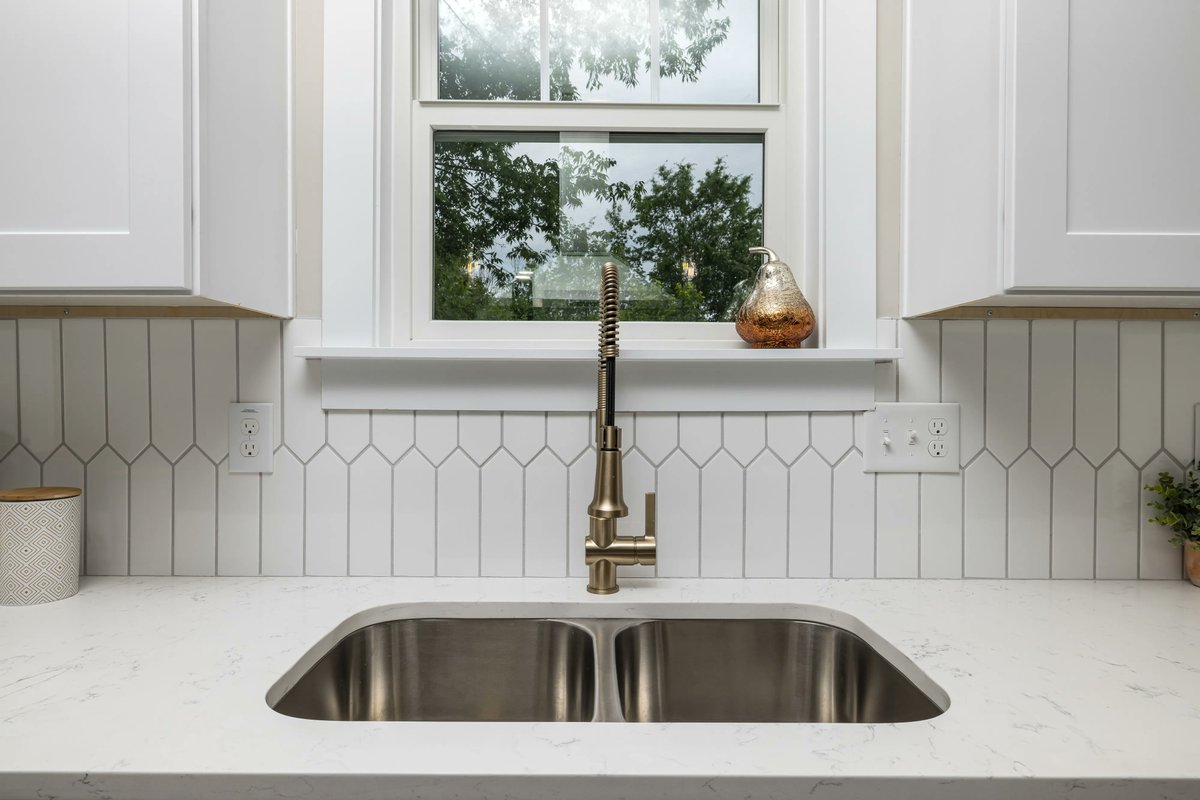 homearttile's tweet photo. Monday swoon! 😍
In love with the dreamy laidback feel of the backsplash tile in this kitchen.
Are you?
#kitchensink #kitchensinks #kitchenremodel #dreamkitchen #kitchenset #kitchencabinets #kitcheninspiration #kitchentrends #kitchenpride #kitchengoals #kitchenfurniture https://t.co/nYe7sQ6GKs