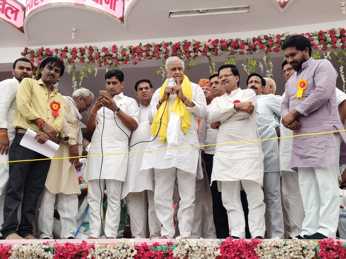 raj23234's tweet photo. मीणा साहब किरोड़ी जी जैसे 4 या 5 नेता राजस्थान BJP में धरातल में उतरकर जनहित के मुद्दे  उठाए तो 2023 में कांग्रेस को 25 सीट पर सिमटा सकते हो। जनहित के मुद्दों को लेकर ग्राउंड लेवल पर मीणा जी की सक्रियता काबिले तारीफ है सर। @narendramodi @blsanthosh https://t.co/BfLfxGa5iE