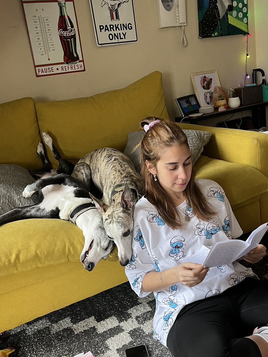 Juanitotwittea's tweet photo. Pame leyendo sus cartas bien acompañada 👀 https://t.co/ArnoCmczQl