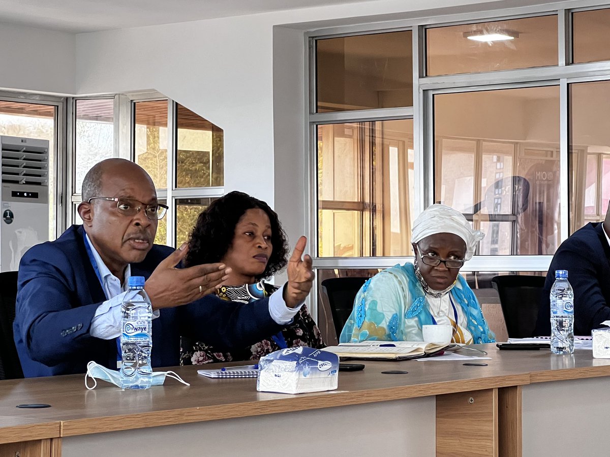 OIMGuinee's tweet photo. Parmi les migrants assistés au retour par l’OIM, 14% sont étudiants ou diplômés. 
Ainsi le @Mesrs_Gn souhaite initier avec l’OIM des programmes permettant aux jeunes, d’aborder sereinement leur projet académique, professionnel ou de voyage pour étude   #LaGuinéeMonAvenir https://t.co/QFTwLS5HgZ
