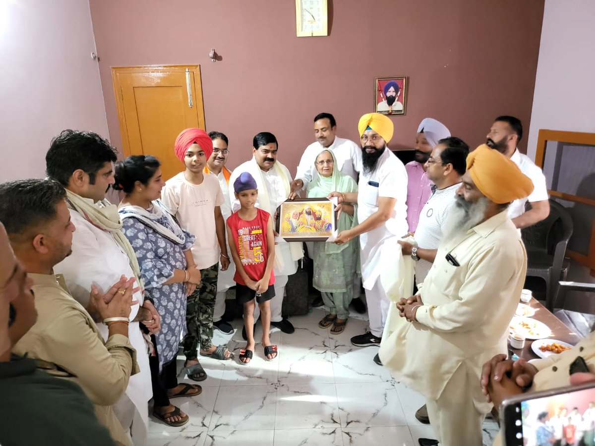 mpsangamlal's tweet photo. पंजाब के जिला फतेहगढ़ साहिब में BJP OBC Morcha के जिला महामंत्री श्री संदीप सिंह जी के यहां शिष्टाचार भेंट किया

इस अवसर पर प्रदेश अध्यक्ष श्री राजेंद्र बिट्टा जी, प्रदेश मंत्री श्री शिवराज जी व अन्य पदाधिकारीगण मौजूद रहे |

आप द्वारा हुए स्वागत स्नेह के लिए ह्रदय से आभार https://t.co/WQfrO3AEoh