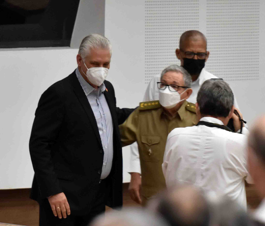 ClaudiaDRebelde's tweet photo. Raúl está hoy en la última jornada de la V Sesión Extraordinaria de la @AsambleaCuba junto a @DiazCanelB .Aquí se aprobó en esta jornada la Ley de los Derechos del Autor y del Artista Intérprete y se analiza Proyecto de Ley General de Protección al Patrimonio Cultural y Natural. https://t.co/jkQoz5clQl