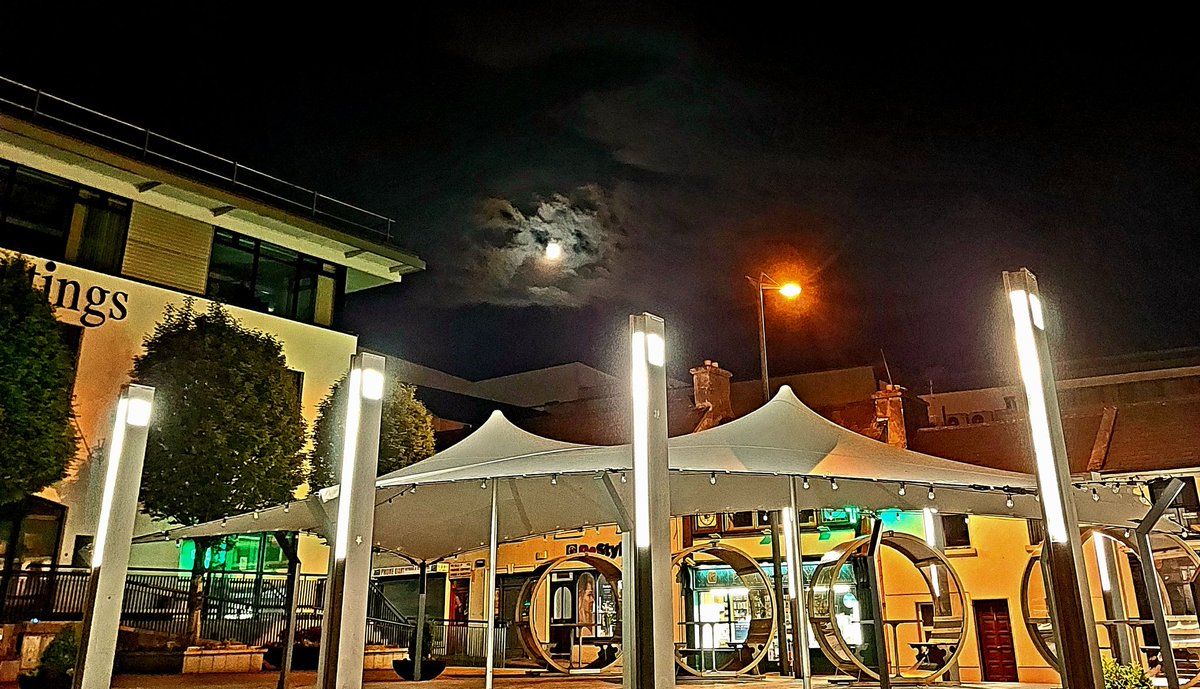 CbarCommCycle's tweet image. Castlebar's updated public space on Market Square. Great to see so many people use it and respect it.