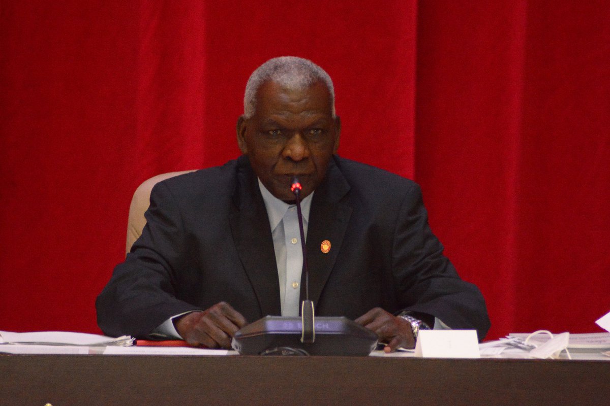 Raúl está hoy en la última jornada de la V Sesión Extraordinaria de la <a href="/AsambleaCuba/">Asamblea Nacional Cuba</a> junto a <a href="/DiazCanelB/">Miguel Díaz-Canel Bermúdez</a> .Aquí se aprobó en esta jornada la Ley de los Derechos del Autor y del Artista Intérprete y se analiza Proyecto de Ley General de Protección al Patrimonio Cultural y Natural.