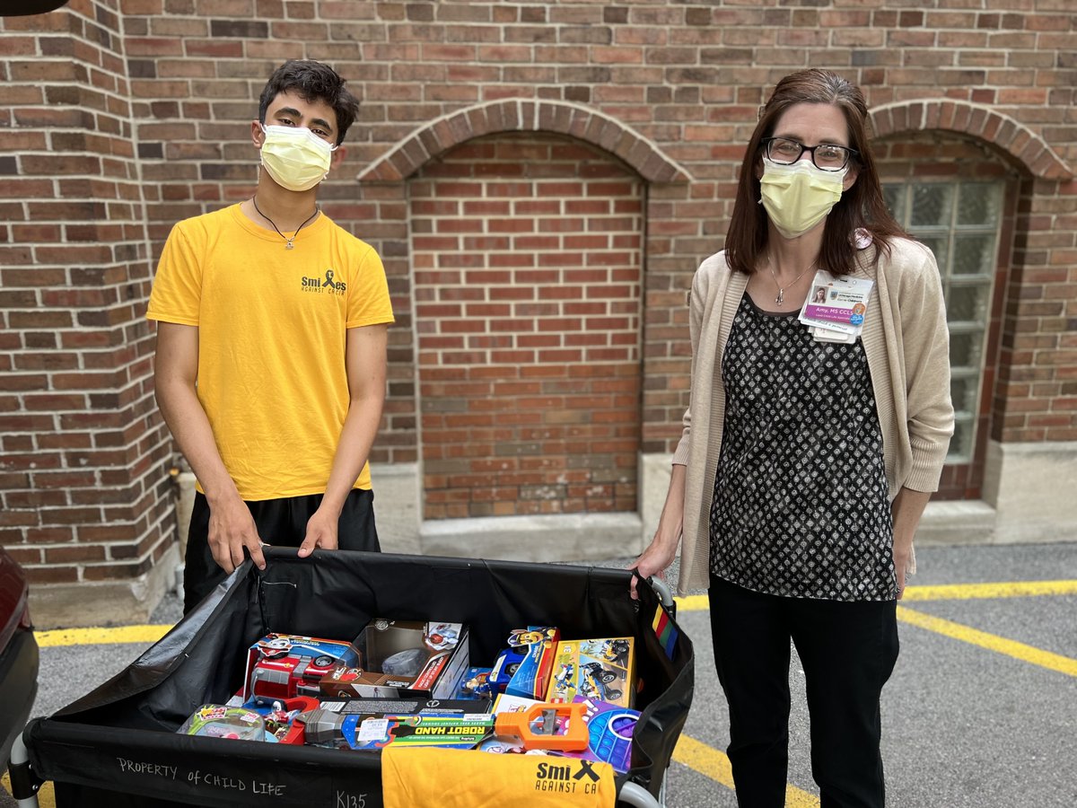 ReavisLibrary's tweet photo. Thanks to all Reavis students and staff that donated toys and made encouragement cards for SmilesAgainstCancer last week! Your words &amp; gifts made a bunch of kids happy!! @ComerChildrens https://t.co/yUdiUxndAZ