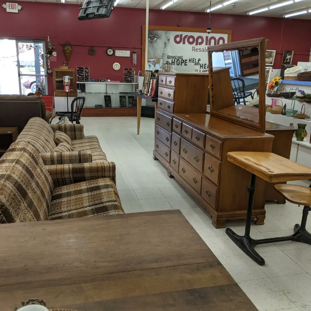 DropInnResale's tweet photo. Furniture!!!! Couches, desk, dinner tables, vanities, chairs and more!!! Come and see!!! 

#DropinnCR
#thrifting 
#HopeHelpHealing 
#blessingreaction https://t.co/E9Ldu0Wq3G