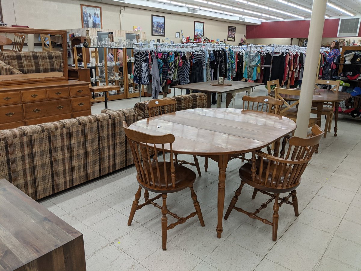 DropInnResale's tweet photo. Furniture!!!! Couches, desk, dinner tables, vanities, chairs and more!!! Come and see!!! 

#DropinnCR
#thrifting 
#HopeHelpHealing 
#blessingreaction https://t.co/E9Ldu0Wq3G