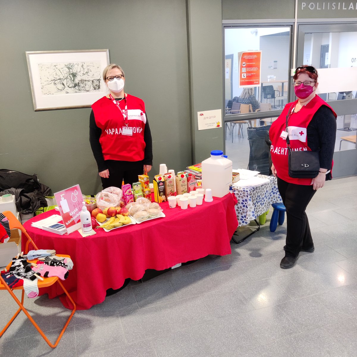 Ukrainasta paenneita auttavat viranomaisten lisäksi upeat vapaaehtoisemme ❤️ Raisiossa vapaaehtoiset olivat maalis-huhtikuun ajan tukena Poliisiaseman rekisteröintipisteellä. He pyörittävät myös avustuskeskusta seurakunnan ja Ukraina-Suomi-seuran kanssa. #PunainenRisti #Ukraina