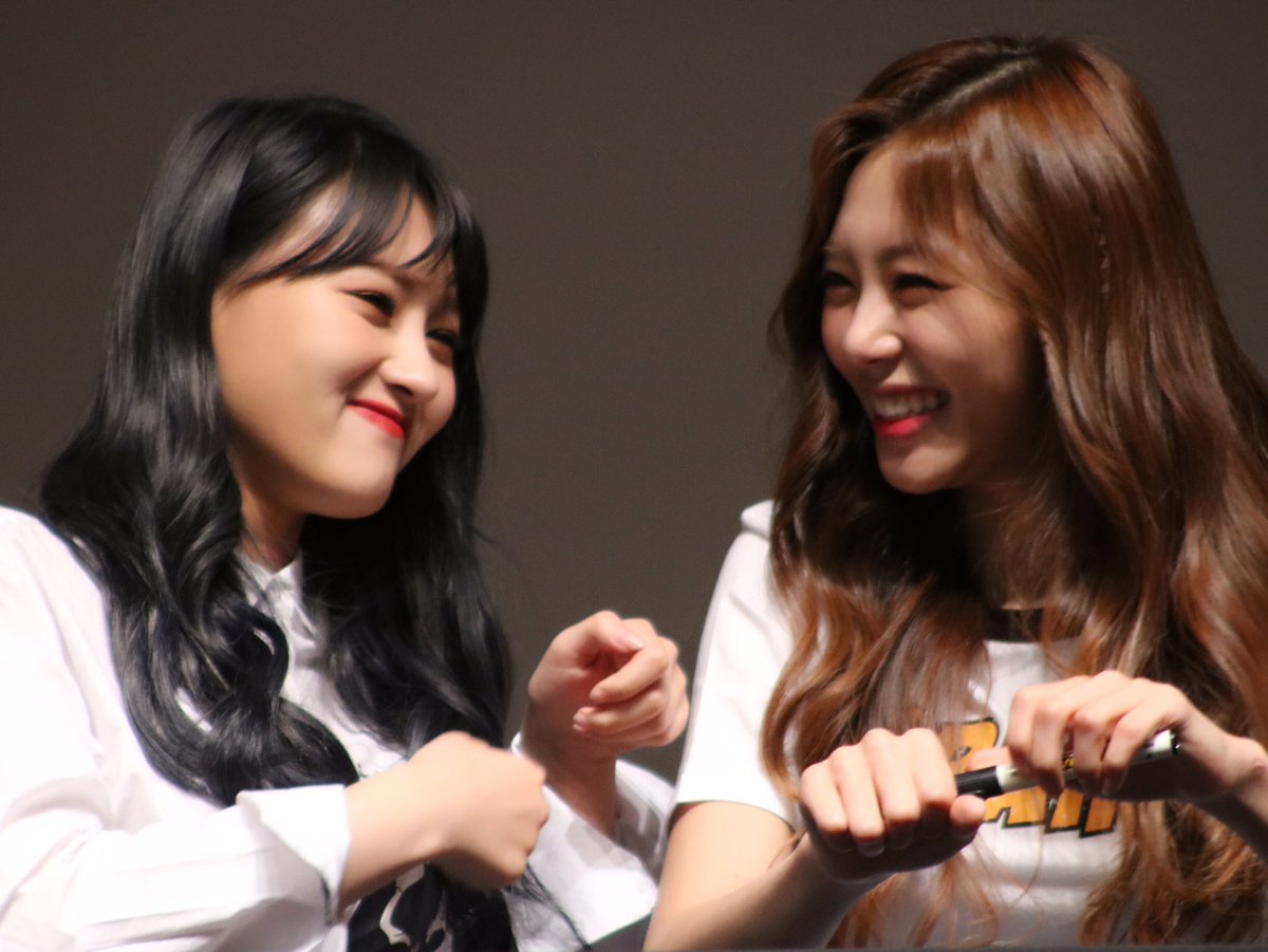singjigallery's tweet photo. [PIC] 170604 || fansign event

happy birthday to our dear JiU!! 🥳🥳🎉🎉🎂🎂

📸: 러블리🍭수아짱
#지유 #시연 
#jiu #siyeon #singji
#HappyJiUday https://t.co/zXsotLVmV7