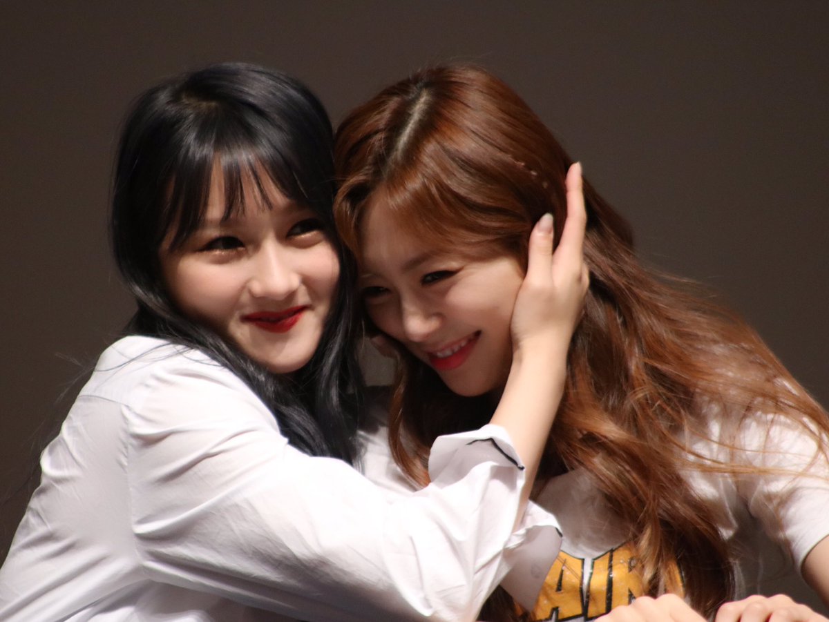 singjigallery's tweet photo. [PIC] 170604 || fansign event

happy birthday to our dear JiU!! 🥳🥳🎉🎉🎂🎂

📸: 러블리🍭수아짱
#지유 #시연 
#jiu #siyeon #singji
#HappyJiUday https://t.co/zXsotLVmV7