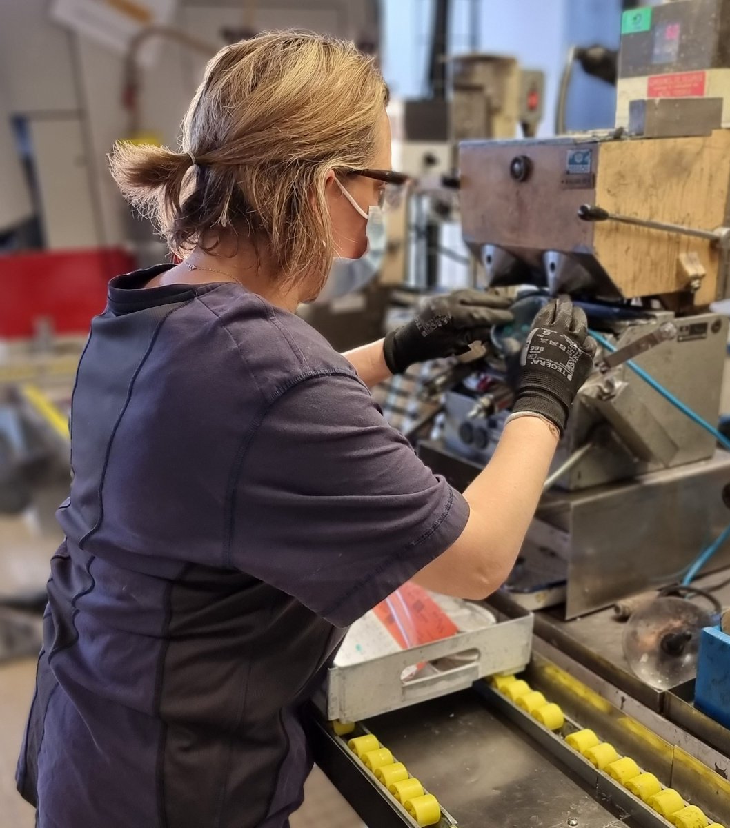 EssilorFrance's tweet photo. 🧐 En pleine fabrication d'un verre de lunettes #Exceptio, nos collaborateurs relèvent comme chaque jour le défi d’un verre esthétique et léger. 👏 Un savoir-faire transmis de génération en génération et réalisé sur le site de production historique de #LignyEnBarrois 👁️ 🇫🇷 https://t.co/Hj2gm9Bu1p