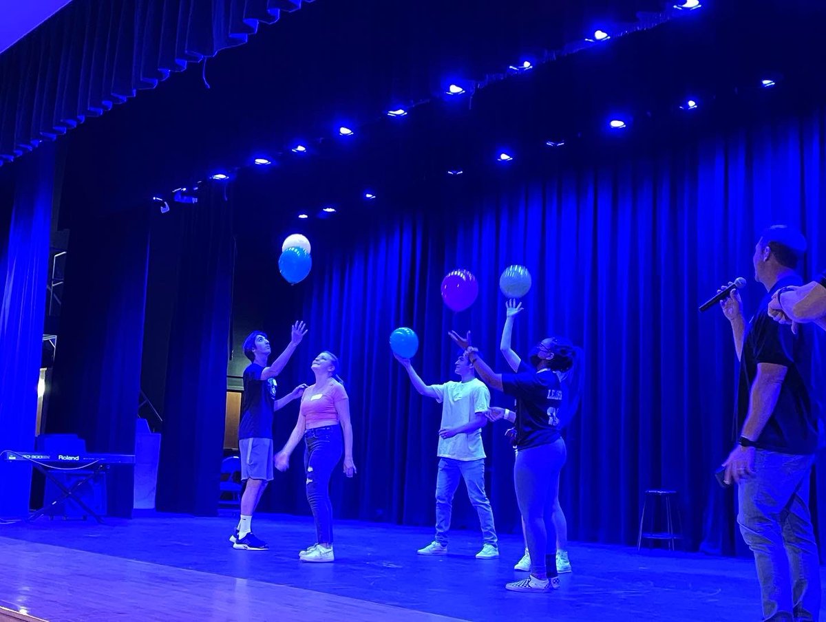BataviaMiddle's tweet photo. Our 8th graders visited the HS this morning. They toured with Link Crew Leaders. They’re getting ready for Freshmen year at BHS! 💙🖤 #BMSProud #readyforHS #linkcrewleaders https://t.co/e5zBpJLEW4