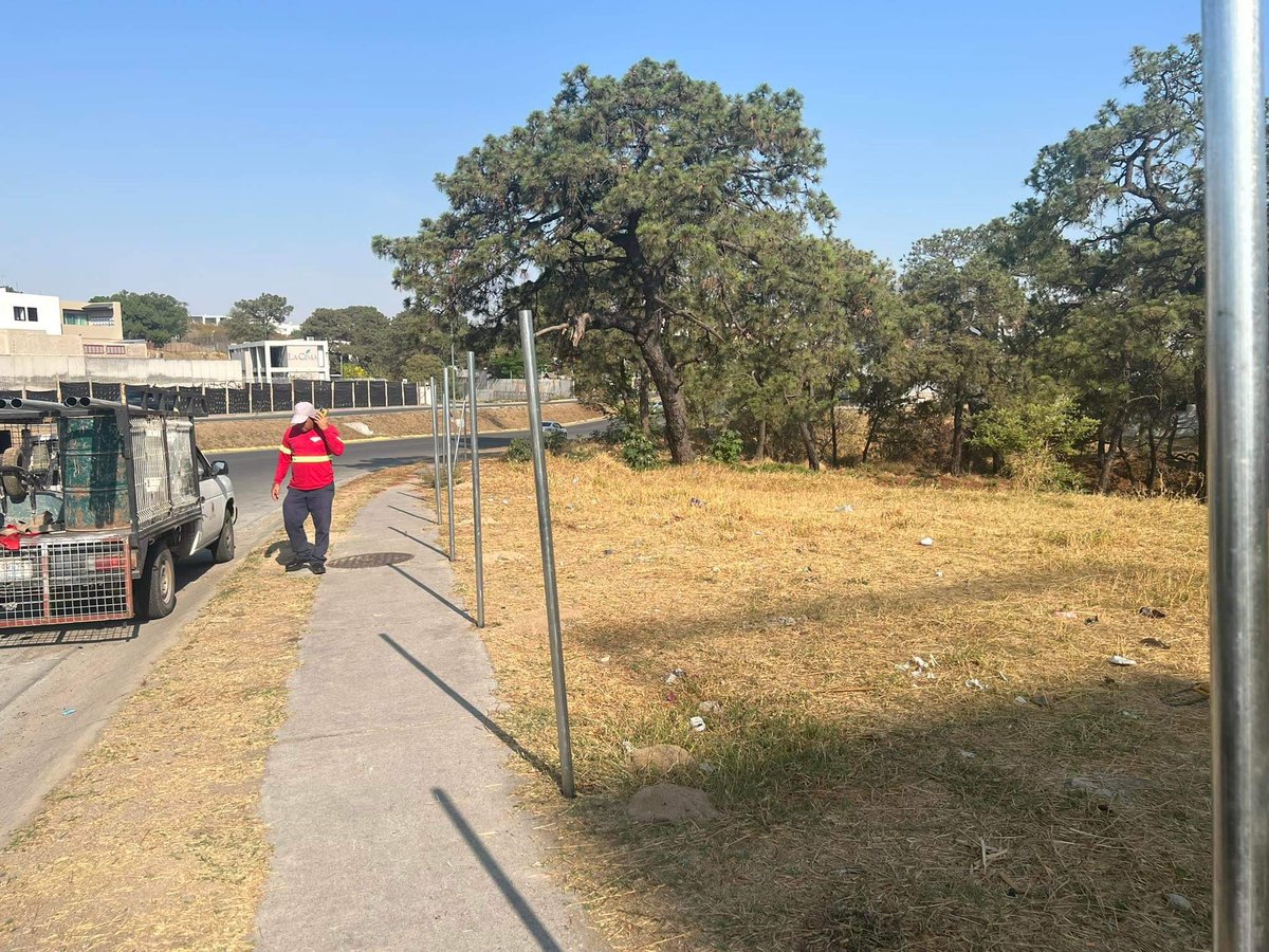 bosquenixticuil's tweet photo. Nuevamente los socios de @PabloLemusN están intentando cercar un arroyo del bosque #Nixticuil.La zona fue incendiada intencionalmente por el Consorcio refresquero #AGA y no puede ser urbanizada, porque además es una zona federal y área de conservación @JuanJoseFrangie https://t.co/tcYdLTV30v