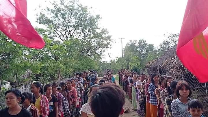 AlexMyanmar13's tweet photo. On the evening of May 16, local people in northern 3 villages of Yinmarbin township staged a regular protest to oust the genocidal military dictator.

#WarCrimesOfJunta
#2022May16Coup
#WhatsHappeninglnMyanmar https://t.co/8hfjs3HM1R