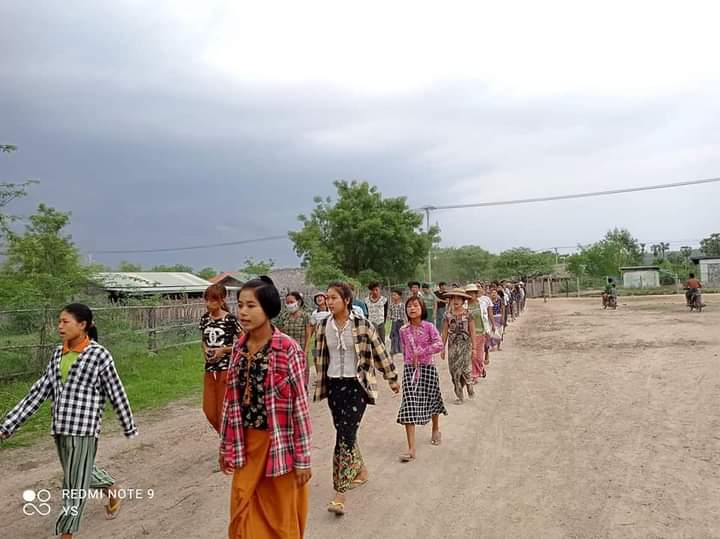 AlexMyanmar13's tweet photo. On the evening of May 16, local people in northern 3 villages of Yinmarbin township staged a regular protest to oust the genocidal military dictator.

#WarCrimesOfJunta
#2022May16Coup
#WhatsHappeninglnMyanmar https://t.co/8hfjs3HM1R