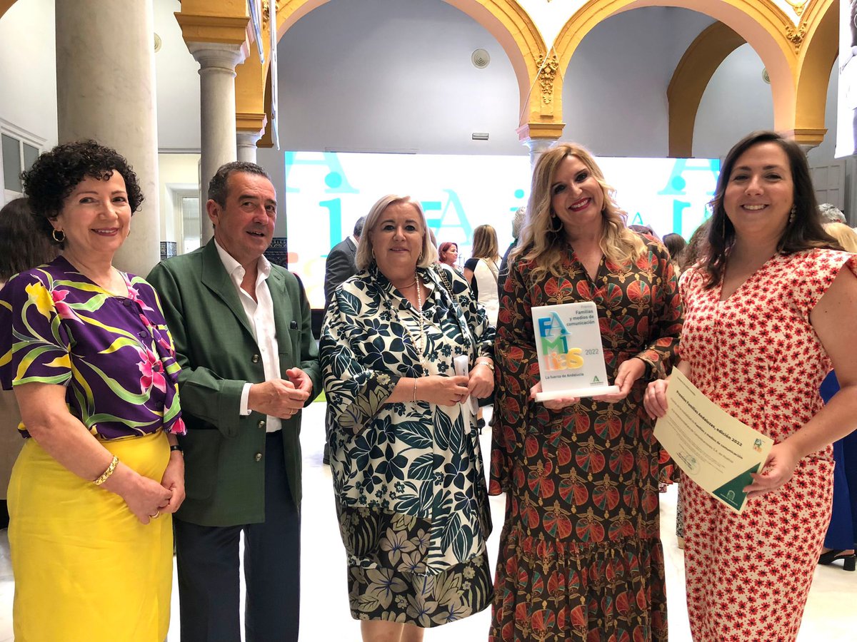 azaharagrupo's tweet photo. ➡ El grupo Azahara recogido este domingo un premio 🏆 otorgado por la Consejería de @saludand, en la modalidad de “Familias y Medios de Comunicación 📺”, por contribuir en la promoción de una imagen positiva de las familias andaluzas como eje vertebrador de la sociedad 👪. https://t.co/CBdhKDlvBH