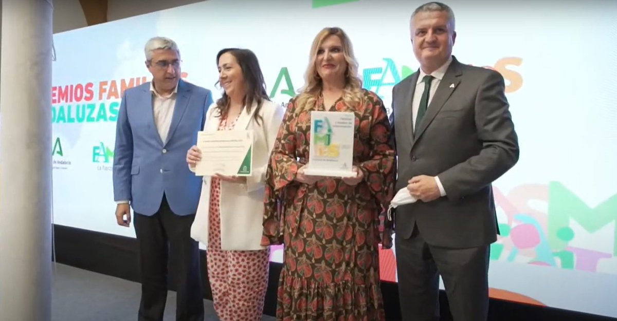azaharagrupo's tweet photo. ➡ El grupo Azahara recogido este domingo un premio 🏆 otorgado por la Consejería de @saludand, en la modalidad de “Familias y Medios de Comunicación 📺”, por contribuir en la promoción de una imagen positiva de las familias andaluzas como eje vertebrador de la sociedad 👪. https://t.co/CBdhKDlvBH