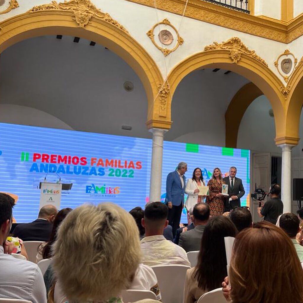 azaharagrupo's tweet photo. ➡ El grupo Azahara recogido este domingo un premio 🏆 otorgado por la Consejería de @saludand, en la modalidad de “Familias y Medios de Comunicación 📺”, por contribuir en la promoción de una imagen positiva de las familias andaluzas como eje vertebrador de la sociedad 👪. https://t.co/CBdhKDlvBH