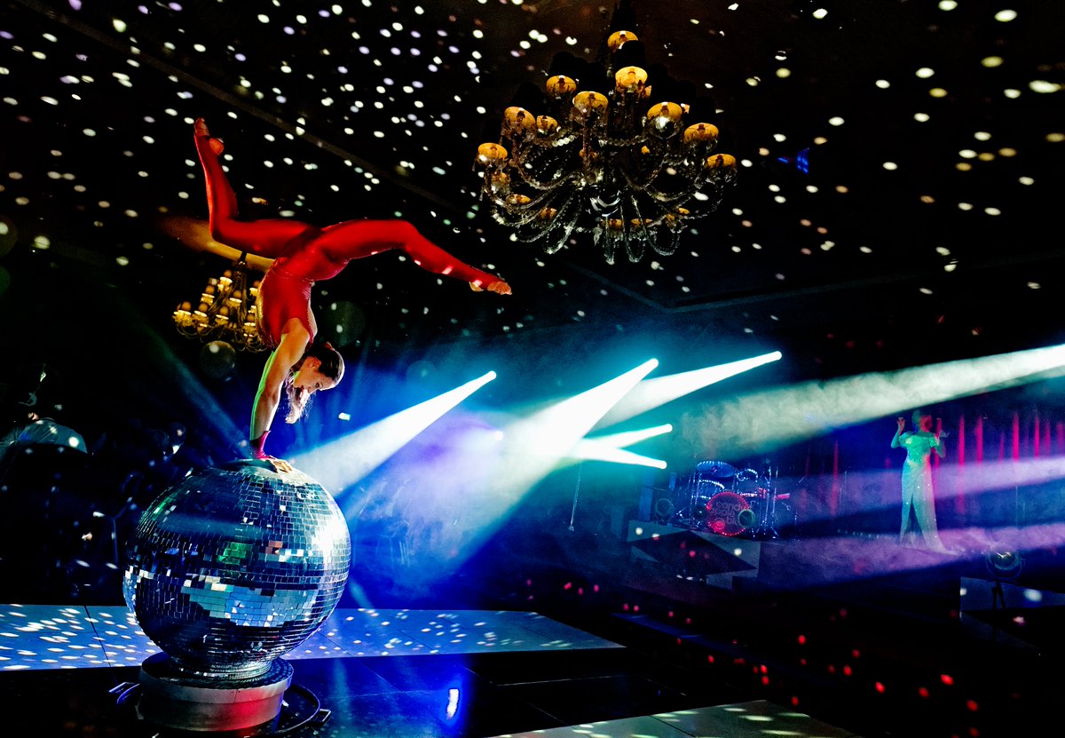 ReveriesEvents's tweet photo. So fun to go all-out for an event - this recent corporate party with @shoreeventsltd definitely lived up to the theme of The Greatest Show. @HiltonSyonPark was overflowing with amazing entertainment, including @candyappleblu, showgirls, acro-strongmen, mirror act + inflatable 🐘 https://t.co/eWLqe4UM8r