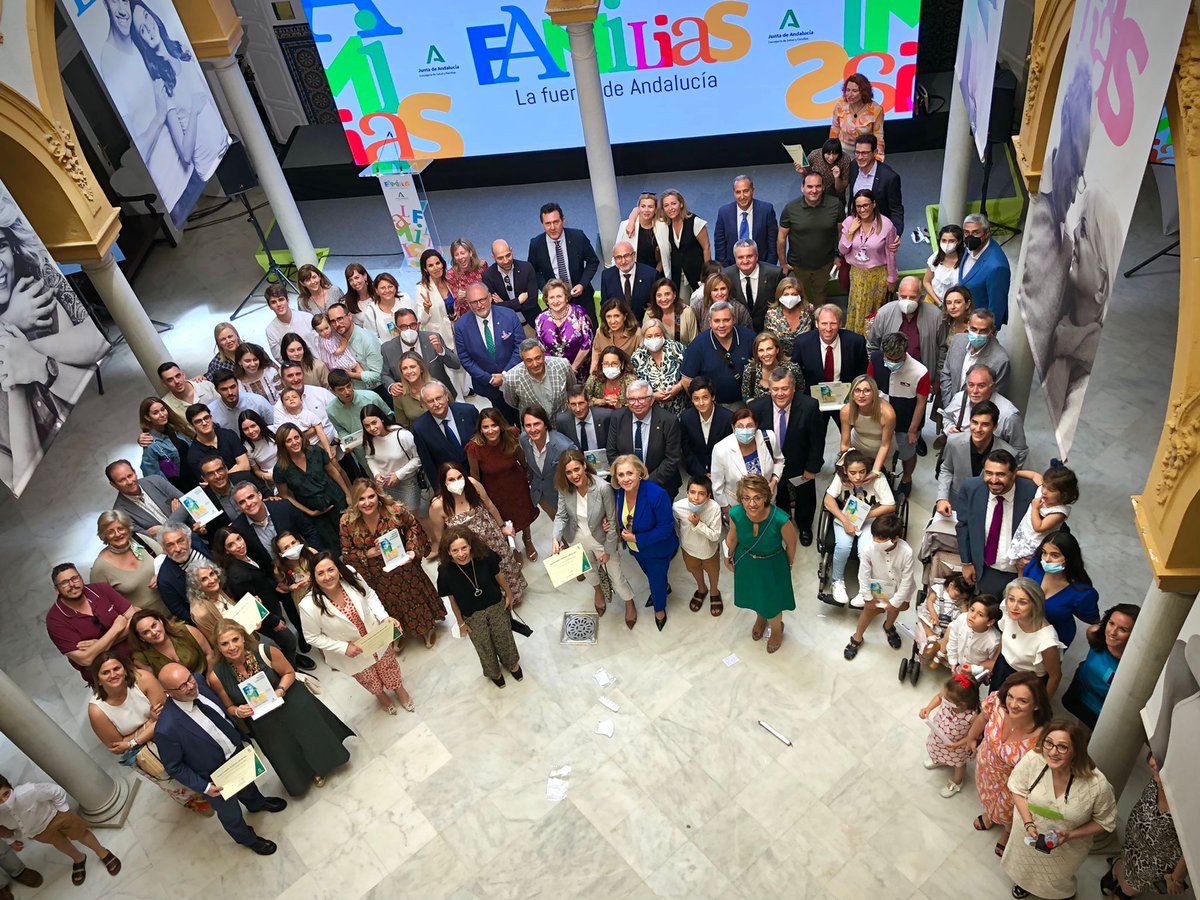 azaharagrupo's tweet photo. ➡ El grupo Azahara recogido este domingo un premio 🏆 otorgado por la Consejería de @saludand, en la modalidad de “Familias y Medios de Comunicación 📺”, por contribuir en la promoción de una imagen positiva de las familias andaluzas como eje vertebrador de la sociedad 👪. https://t.co/CBdhKDlvBH