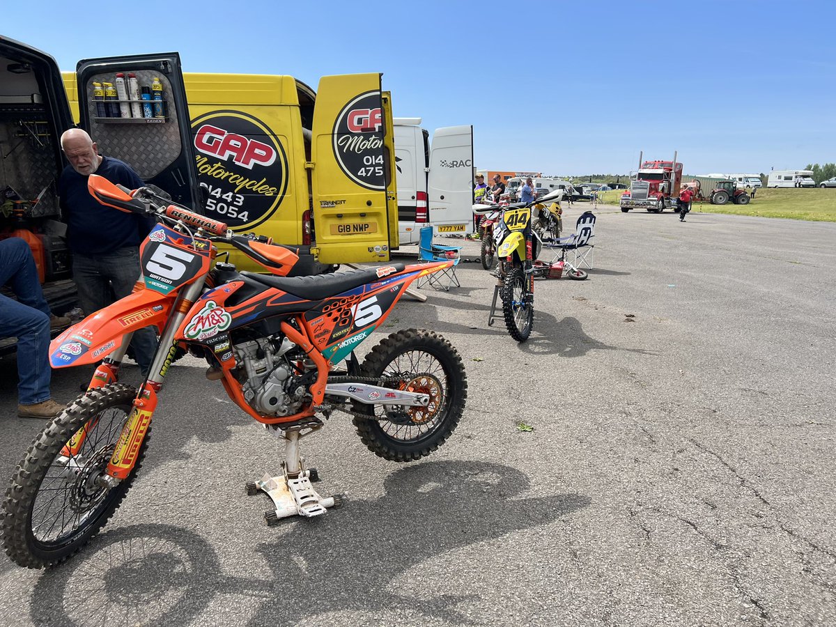 pembreymx's tweet photo. Hard standing car park ✅🏁🏴󠁧󠁢󠁷󠁬󠁳󠁿

#kawasaki #marshmx #motocrosstrack #KTM https://t.co/YQSRAwrpEm