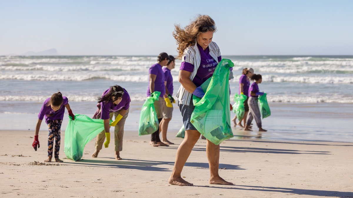 smbsuzanne's tweet photo. Going for a walk on the beach? Bring a garbage bag! Last year, our @TELUS team collected over 200 tonnes of marine debris along 300 kilometers of BCβs shoreline. #LifeAtTELUS #GiveWhereWeLive https://t.co/FxepjtuUG2