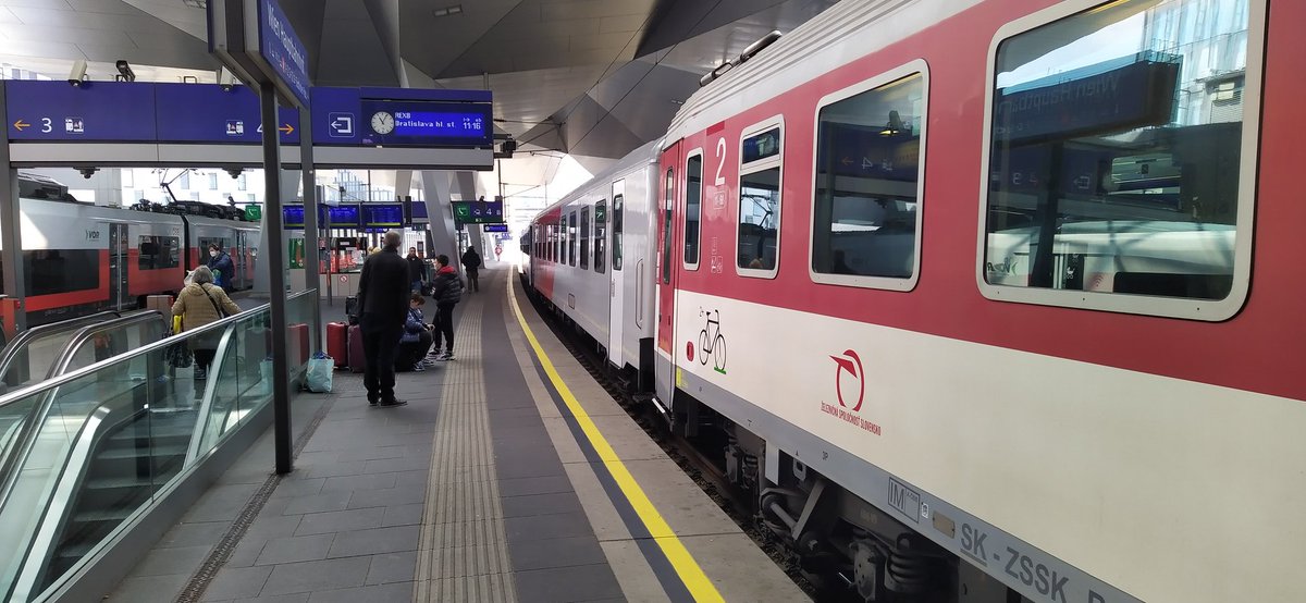 UweSchuchmann's tweet photo. @Schienenallianz Dabei ist es so einfach,
in 🇪🇺 mit 🚊 zu reisen:
Internationaler #RegioExpress @wien - @Bratislava in Wien Hbf,
gebildet aus 🇸🇰 slowakischen und 🇦🇹 österreichischen Wagen (1),
und #Regio #Raaberbahn in
#Bratiskava #Petrzalka nach #Wien.
April 2022.
@unsereOEBB https://t.co/7tCJq1v3Gr
