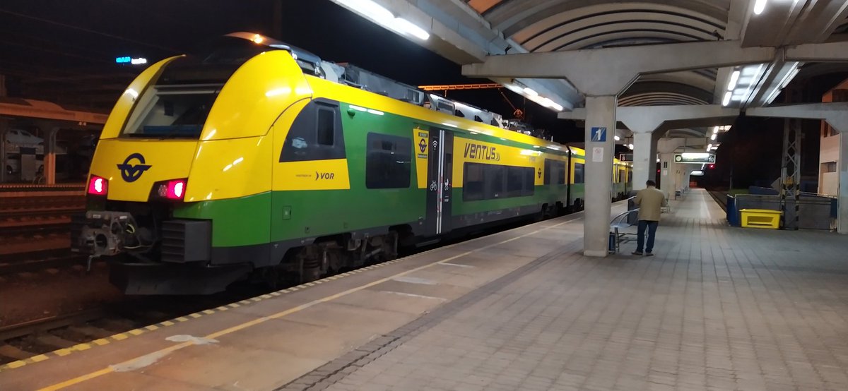 UweSchuchmann's tweet photo. @Schienenallianz Dabei ist es so einfach,
in 🇪🇺 mit 🚊 zu reisen:
Internationaler #RegioExpress @wien - @Bratislava in Wien Hbf,
gebildet aus 🇸🇰 slowakischen und 🇦🇹 österreichischen Wagen (1),
und #Regio #Raaberbahn in
#Bratiskava #Petrzalka nach #Wien.
April 2022.
@unsereOEBB https://t.co/7tCJq1v3Gr